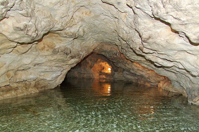 cave-lake-4805991_640